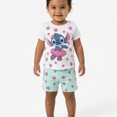 Roupa infantil branca com estampa de Stitch e flores rosa, calções verdes claros com flores cor-de-rosa