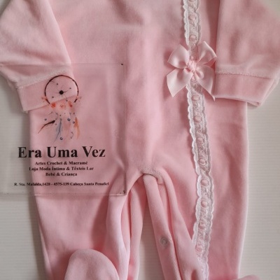 Pijama rosa de bebé com gola branca rendada e laço, cartão de loja ao lado