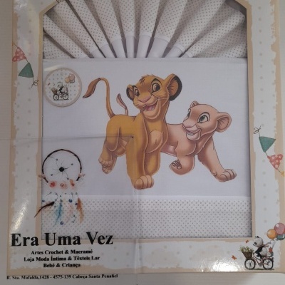 Conjunto têxtil para bebé com estampagem dos personagens Simba e Nala numa caixa decorada com balões.