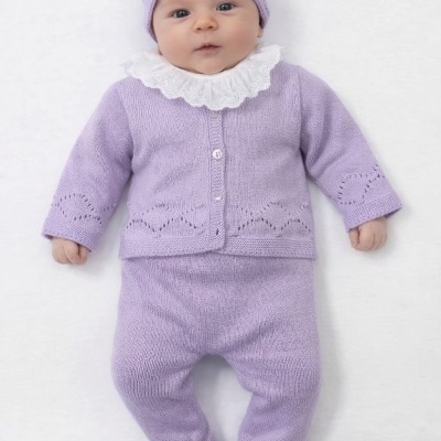 Bebé com conjunto lilás de malha e babete branco