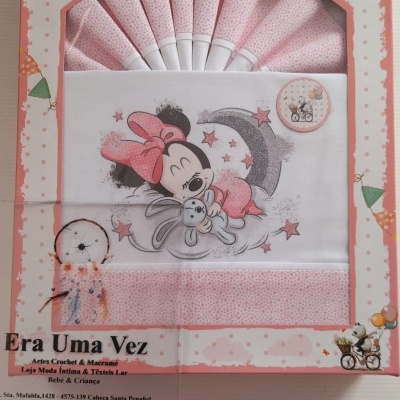 Conjunto de fraldas para bebé com desenho da Minnie e coelho, em embalagem decorada e texto em português.