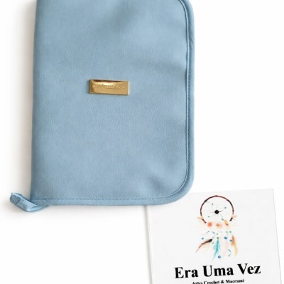 Carteira azul claro com cartão ao lado