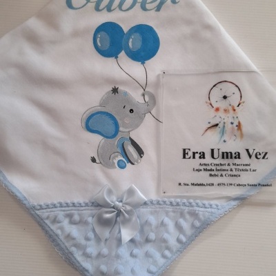 Fralda de bebé com nome Oliver, elefante e balões azuis