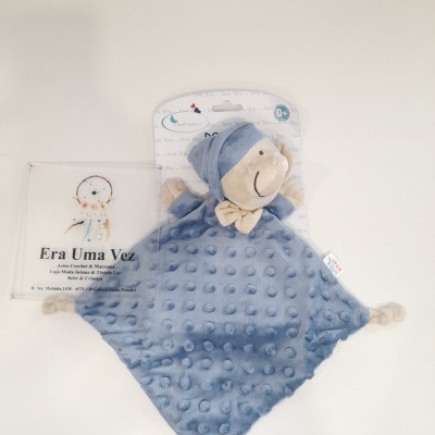 Brinquedo para bebé azul e bege com cabeça de peluche e padrão em bolinhas