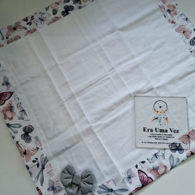 Manta branca com borda estampada de borboletas e flores