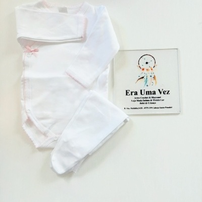 Body branco para bebé com laço rosa e placa transparente com texto
