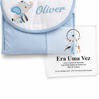 Mala para bebé azul com elefante e nome Oliver junto a placa era uma vez