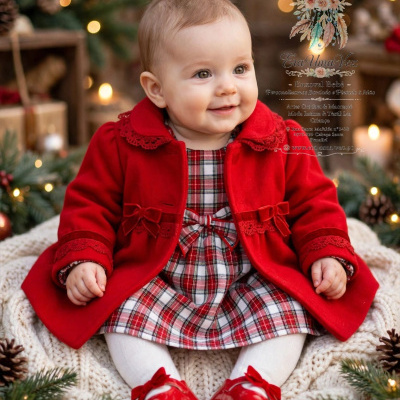 Bebé com casaco vermelho e vestido xadrez em ambiente decorado para Natal