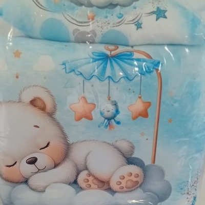 Tecido infantil com padrão de urso a dormir sobre nuvens e estrelas.