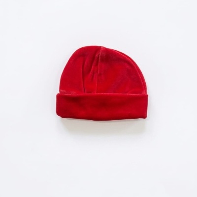 Gorro vermelho aveludado com dobra