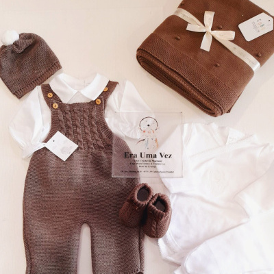 Conjunto de roupa e manta de bebé em tons castanhos e branco