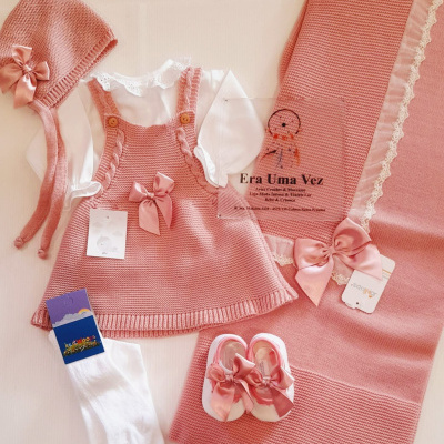 Conjunto de roupa de bebê rosa com vestido, body, touca, meias, sapatinhos e manta