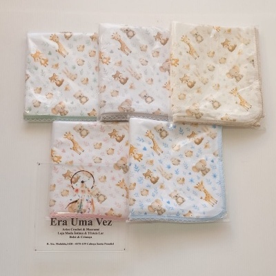 Conjunto de paninhos infantis com estampas de animais e bordas coloridas