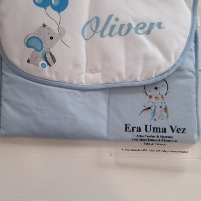 Manta ou capa para bebé branca e azul com desenho de elefante e balões azuis e nome Oliver.