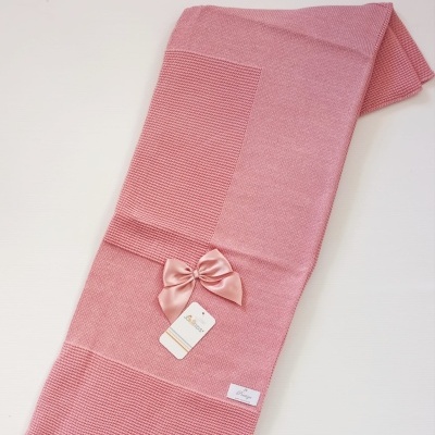 Manta rosa de malha com laço de cetim cor de rosa