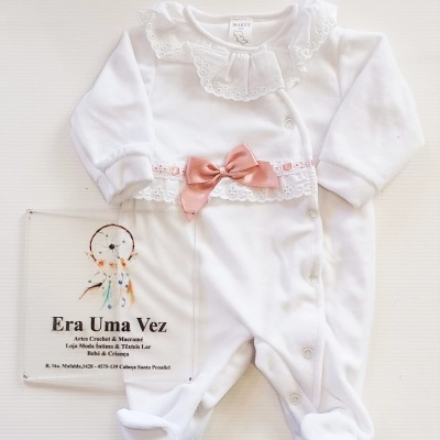 Macacão branco para bebé com gola rendada e laço rosa