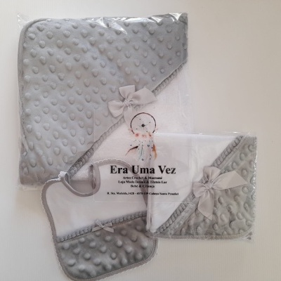 Produtos para bebé com manta, babete e toalha cinzentas e brancas com textura e fitas