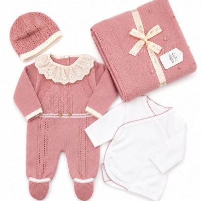 Conjunto para bebé rosa, branco e manta rosa