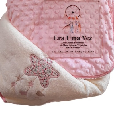Manta infantil rosa com aplicação de estrela floral e texto Era Uma Vez.