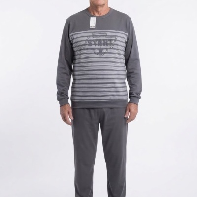 Homem com pijama cinzento e meias cinzentas em fundo branco.