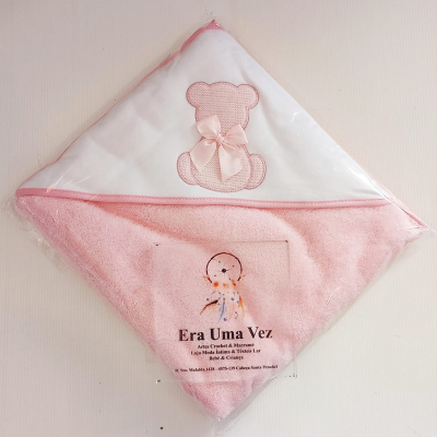 Toalha de bebé cor-de-rosa com capuz branco decorado com aplicação em forma de urso