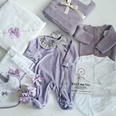 Conjunto de roupa e acessórios para bebé em tons lilás e branco