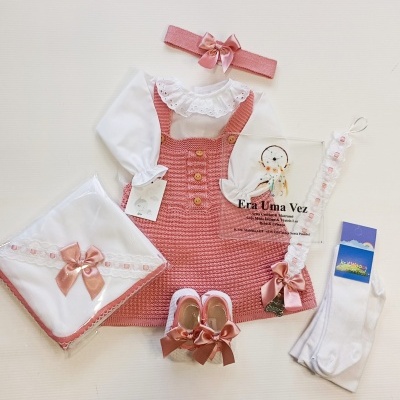 Conjunto bebé rosa e branco com vestido de malha, camisa branca com gola rendada, faixa de cabelo, sapatinhos, meias e mantinha