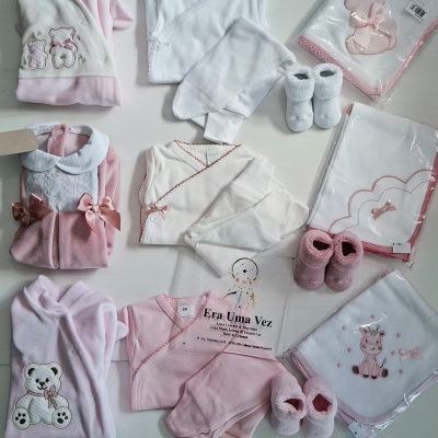 Conjuntos de roupa de bebé em rosa e branco com desenhos infantis em fundo branco.