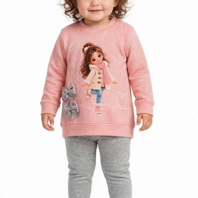 Criança a usar camisola rosa com estampa e laços cinza, e calças cinzentas com corações.