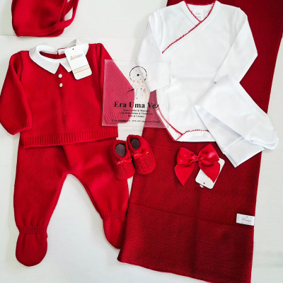 Conjunto de roupa para bebé vermelho e branco com gorro, camisola, calças, body, leggings, sapatinhos, manta e laço