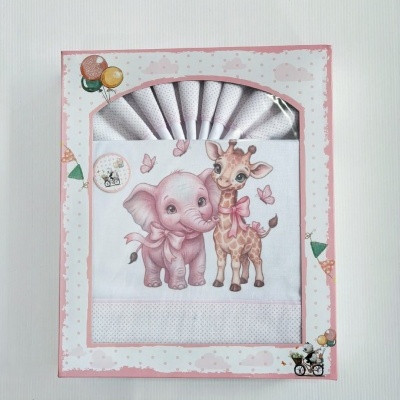 Caixa com fraldas estampadas com elefante e girafa em tons de rosa
