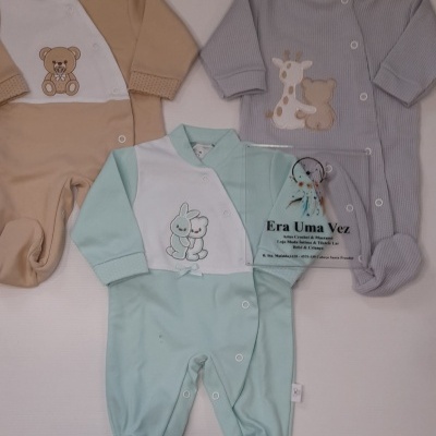 Três fatos de bebé coloridos com desenhos bordados e troféu Era Uma Vez