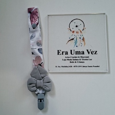 Prendedor de chupeta floral com laço cinza e placa de loja Era Uma Vez