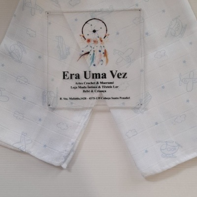 Fralda branca com padrão infantil e texto de loja