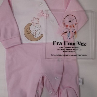 Macacão bebé rosa com aplicação bordada de lua, estrela e coelho, botões de pressão e tecido macio.