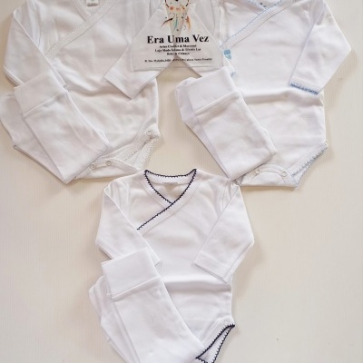 Conjuntos de roupa de bebé branca com bordados coloridos