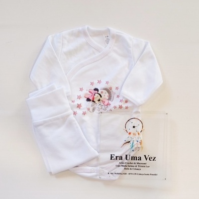 Body branco de bebé com ilustração de personagem e texto em fundo branco