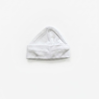 Gorro branco de tecido macio com dobra