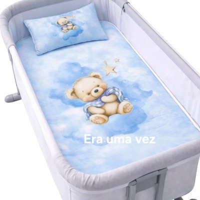 Berço branco para bebé com roupa de cama azul com ursinho e texto Era uma vez