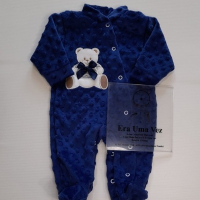 Pijama azul escuro para bebé com aplicação de urso branco e fechos de pressão