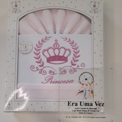 Conjunto de roupa de bebé branca e rosa com bordado coroa e Princesa na embalagem decorada com desenhos de cães