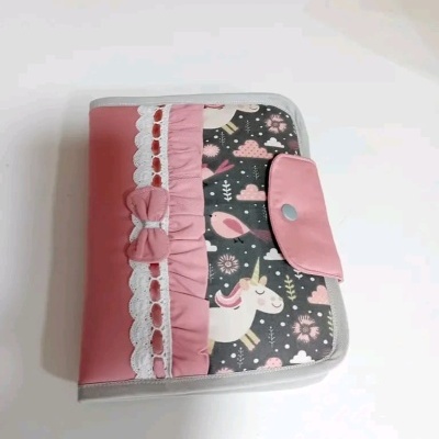 Carteira ou estojo rosa com padrão de unicórnios e laço
