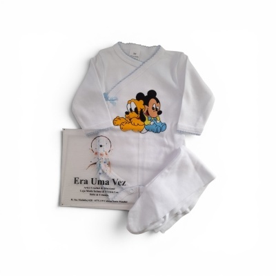 Macacão branco de bebé com desenho de Mickey e Pluto e detalhes azuis