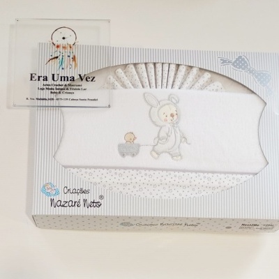 Fralda bebé branca com desenho de urso e patinho e embalagem branca com riscas cinzentas