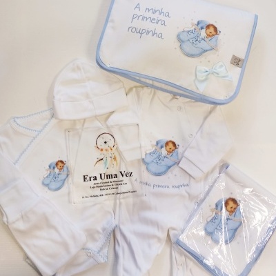 Conjunto de roupas para bebé branco e azul com ilustração e texto A minha primeira roupinha