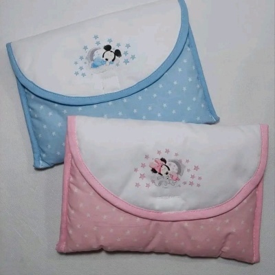 Duas bolsas almofadadas para bebé, azul e rosa, com desenhos de personagens de desenho animado.