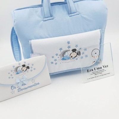 Saco azul claro para bebé com bolso branco e bolsa para documentos com desenhos de Mickey a dormir e estrelas azuis