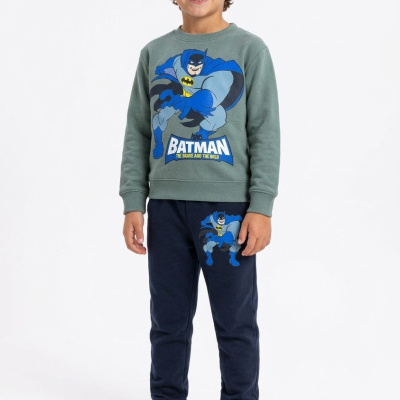 Criança a usar pijama de Batman verde e azul com estampa do super-herói