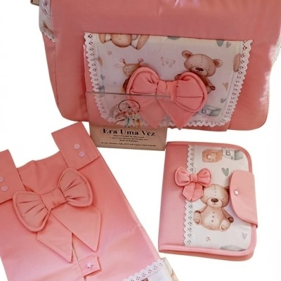 Conjunto rosa para bebé com bolsa, fraldas e carteira com ursinhos e laços