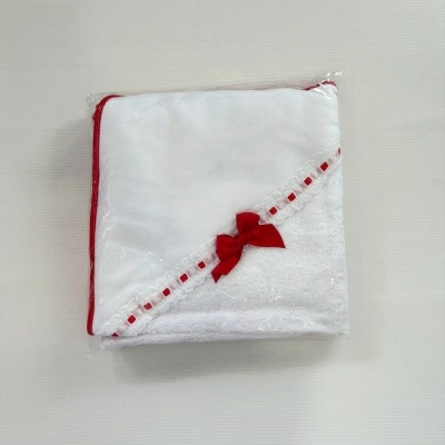 Toalha branca com laço vermelho embalada em plástico